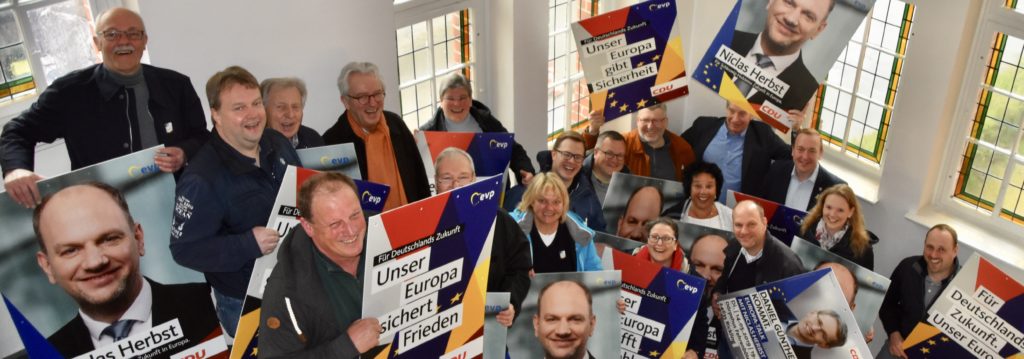 Erfolgreicher CDU-Wahlkampf-Start mit Niclas Herbst, Bockwurst und Bier - Bild