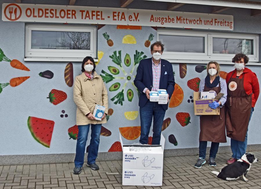 Gero Storjohann übergibt Schutzausrüstungen an die Tafel in Bad Oldesloe - Bild