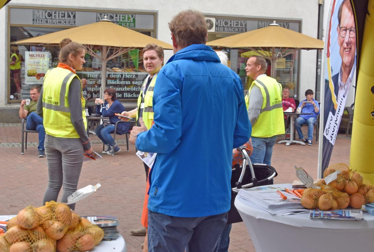 Zwiebelsäckchen sind der Hit am Gero Storjohann Infostand - Bild