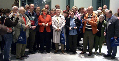 Bundeskanzlerin Angela Merkel mit der Besuchergruppe von Gero Storjohann im Bundeskanzleramt in Berlin