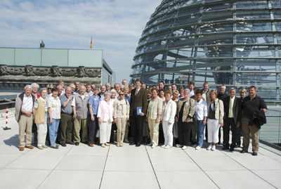 Der Bundestagsabgeordnete Gero Storjohann mit seiner Besuchergruppe auf der Dachterrasse des Reichstagsgebäudes in Berlin